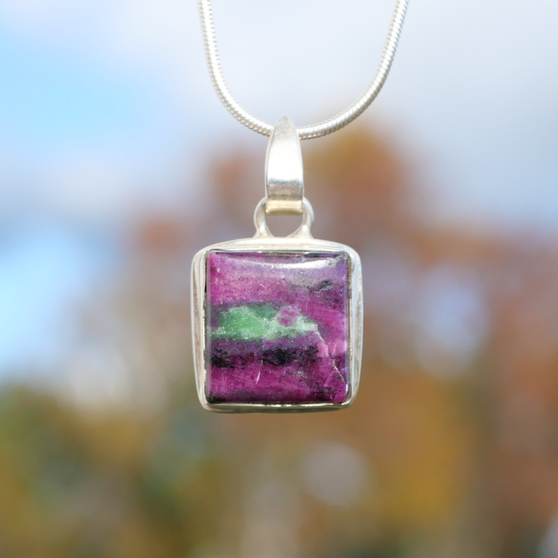Pendentif carré argent double et pierre Rubis sur Zoisite Pendentif carré argent double et pierre Rubis sur Zoisite