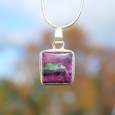 Pendentif carré argent double et pierre Rubis sur Zoisite Pendentif carré argent double et pierre Rubis sur Zoisite