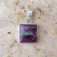 Pendentif carré argent double et pierre Rubis sur Zoisite Pendentif carré argent double et pierre Rubis sur Zoisite