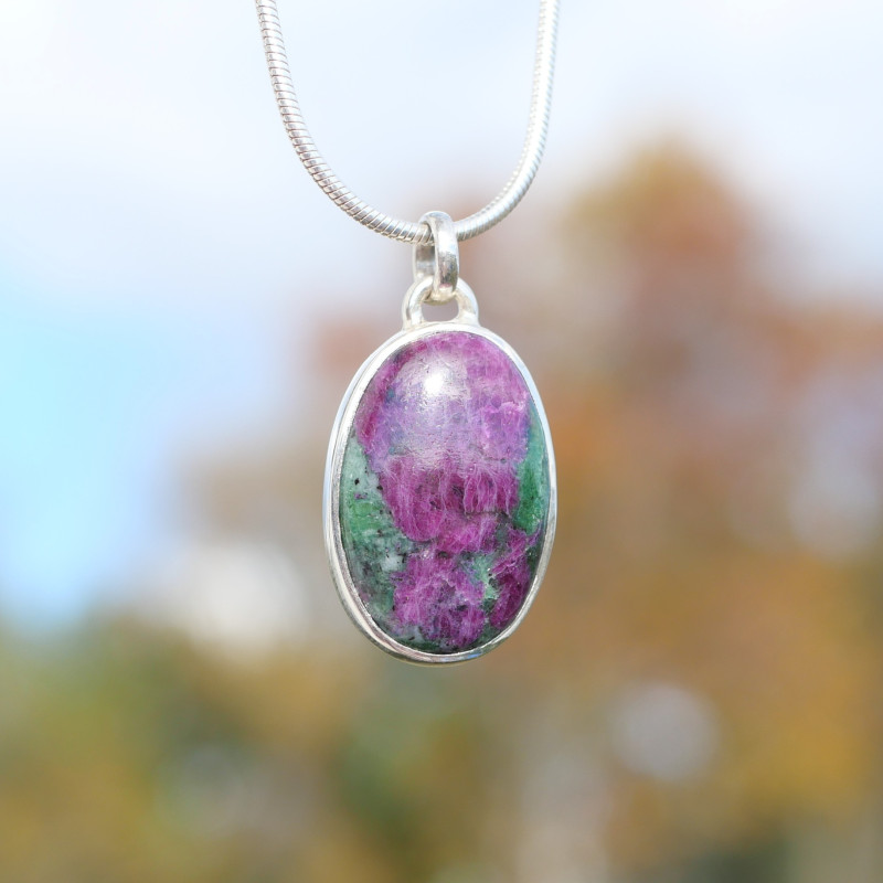 Pendentif ovale en Rubis sur zoisite sertie d'argent Pendentif ovale en Rubis sur zoisite sertie d'argent