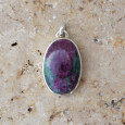 Pendentif ovale en Rubis sur zoisite sertie d'argent Pendentif ovale en Rubis sur zoisite sertie d'argent
