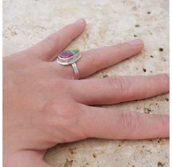 Petite bague goutte argent plat et pierre Rubis sur Zoisite T51