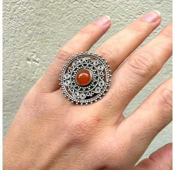 Grosse bague ronde argent ciselé main avec une pierre en Cornaline T51