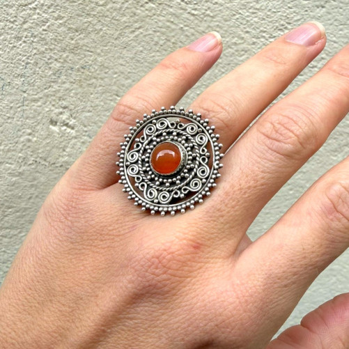 Grosse bague ronde argent ciselé main avec une pierre en Cornaline T51