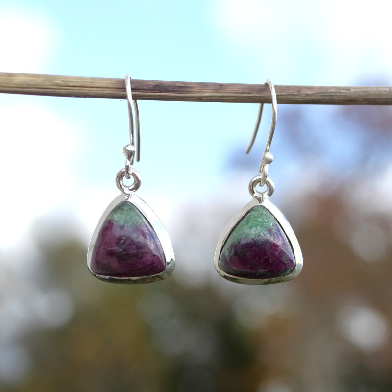Boucles d'oreilles triangulaires pierre Rubis sur Zoisite et argent