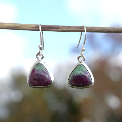 Boucles d'oreilles triangulaires pierre Rubis sur Zoisite et argent