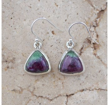 Boucles d'oreilles triangulaires pierre Rubis sur Zoisite et argent