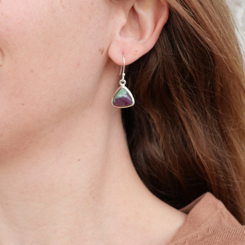 Boucles d'oreilles triangulaires pierre Rubis sur Zoisite et argent