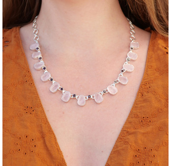 Collier souple en argent et 13 pierres en Quartz rose