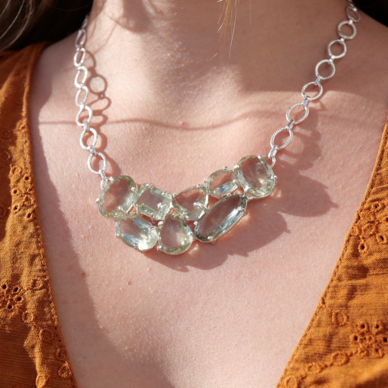 Collier souple en argent martelé et 8 pierres Prasiolite Collier souple en argent martelé et 8 pierres Prasiolite