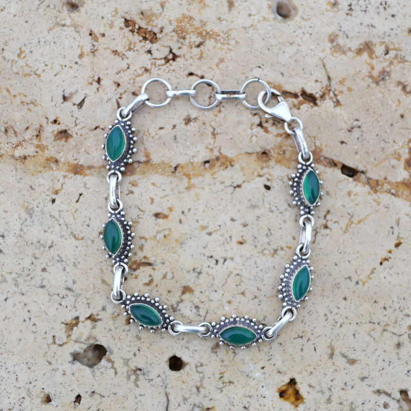 Bracelet argent ciselé et 6 pierres navettes en Agate verte Bracelet argent ciselé et 6 pierres navettes en Agate verte