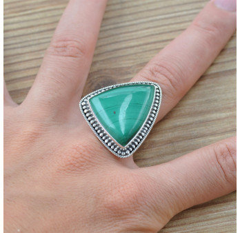 Grosse bague verte triangle en argent ciselé et pierre Malachite