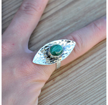 Grosse bague artisanale argent martelé navette et pierre Malachite