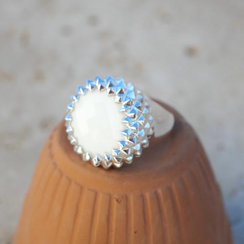 Grosse chevalière pointes ronde argent et pierre Onyx blanc T54/60