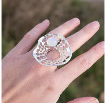 Grande bague corolle en argent et Pierre de lune T56