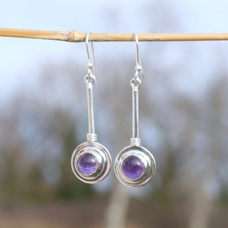 Longues boucles en argent et pierre ronde en Améthyste Longues boucles en argent et pierre ronde en Améthyste