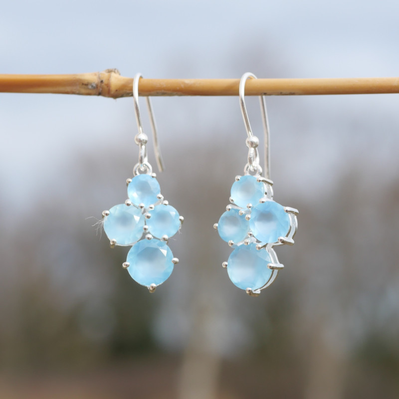 Petites boucles 4 pierres en Calcédoine griffées et argent