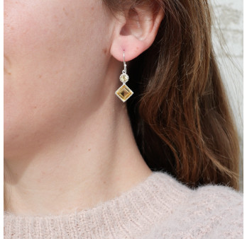 Petites boucles en argent et 2 pierres facettées en Citrine (jaune)