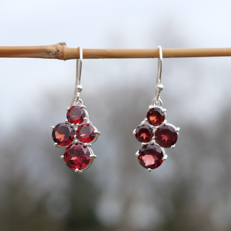 Petites boucles 4 pierres en Grenat griffées et argent