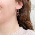 Petites boucles 4 pierres en Grenat griffées et argent