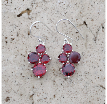 Petites boucles 4 pierres en Grenat griffées et argent
