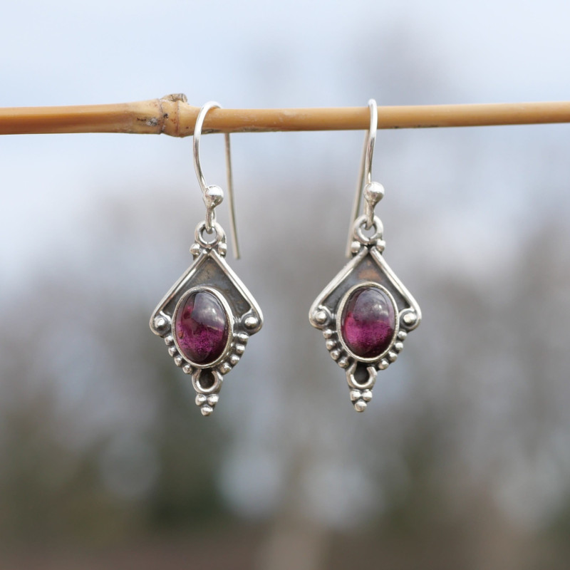 Petites boucles argent pointe ciselé et pierre Grenat