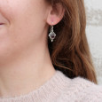 Petites boucles argent pointe ciselé et pierre Grenat