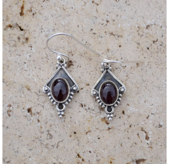 Petites boucles argent pointe ciselé et pierre Grenat