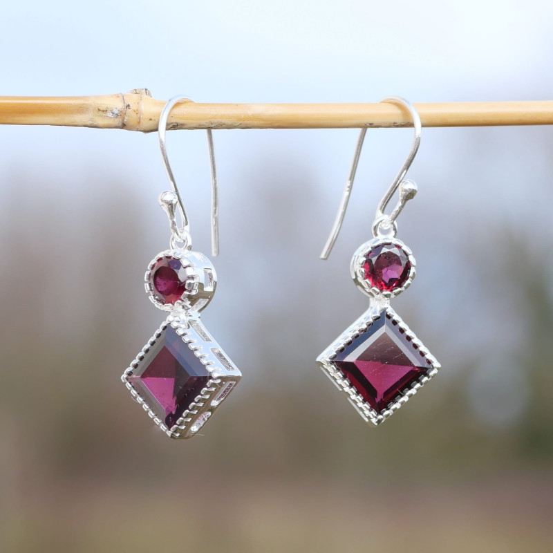 Boucles en argent et 2 pierres facettées en Grenat