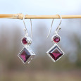 Boucles en argent et 2 pierres facettées en Grenat