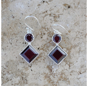 Boucles en argent et 2 pierres facettées en Grenat