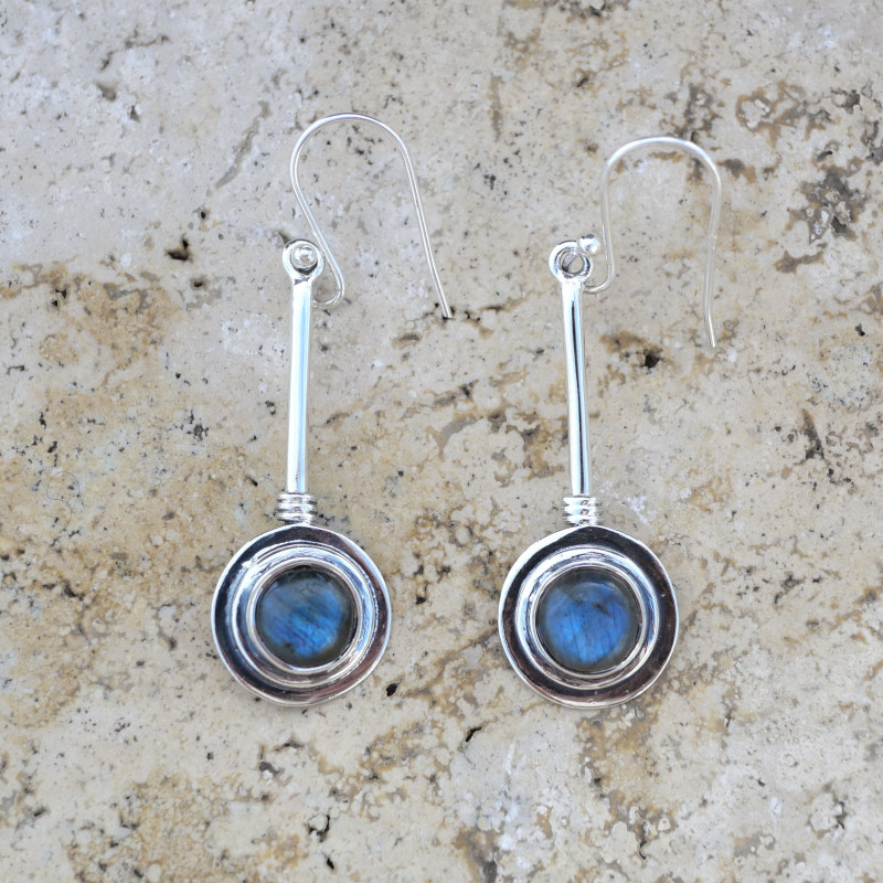 Longues boucles en argent et pierre ronde en Labradorite