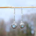 Longues boucles en argent et pierre ronde en Labradorite