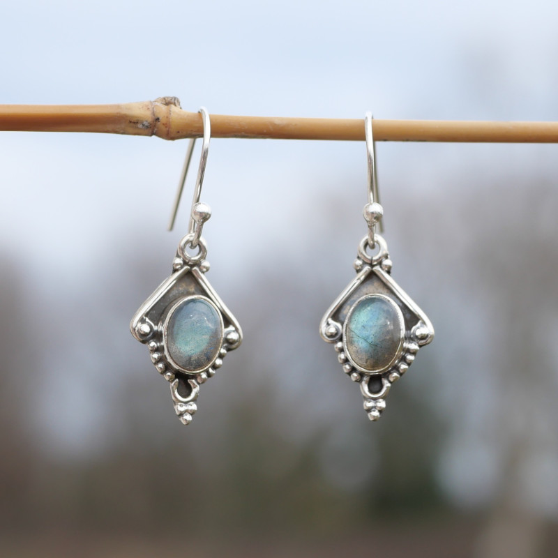 Petites boucles argent pointe ciselé et pierre Labradorite