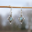 Petites boucles argent pointe ciselé et pierre Labradorite