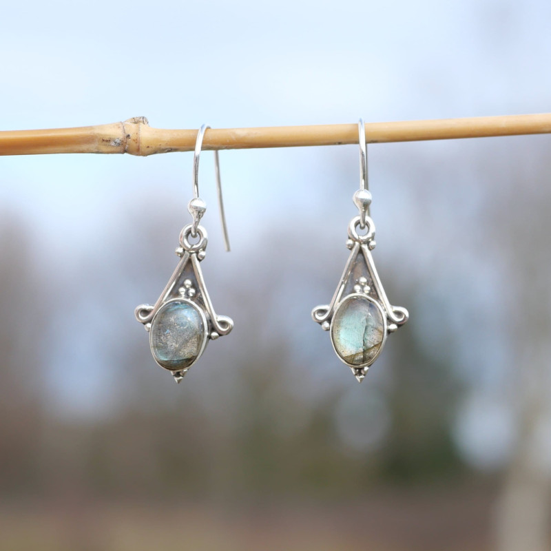 Petites boucles argent ciselé et pierre ovale Labradorite