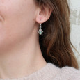 Petites boucles argent ciselé et pierre ovale Labradorite