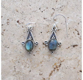 Petites boucles argent ciselé et pierre ovale Labradorite