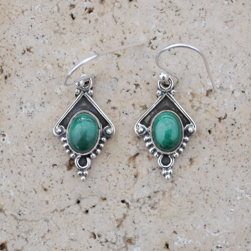 Petites boucles argent pointe ciselé et pierre ovale Malachite Petites boucles argent pointe ciselé et pierre ovale Malachite