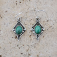 Petites boucles argent pointe ciselé et pierre ovale Malachite Petites boucles argent pointe ciselé et pierre ovale Malachite