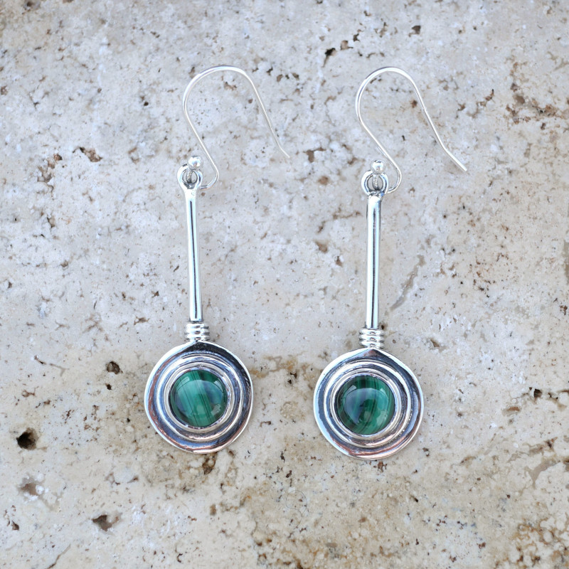 Longues boucles en argent et pierre ronde Malachite Longues boucles en argent et pierre ronde Malachite