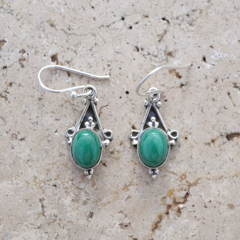 Petites boucles argent ciselé et pierre ovale Malachite Petites boucles argent ciselé et pierre ovale Malachite
