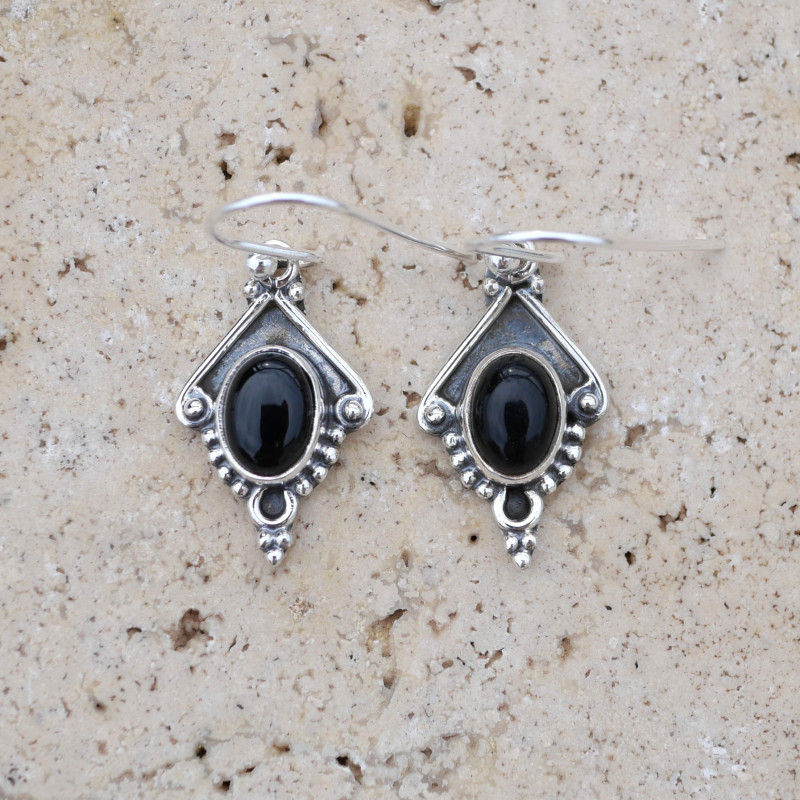 Petites boucles argent pointe ciselé et pierre Onyx noir Petites boucles argent pointe ciselé et pierre Onyx noir