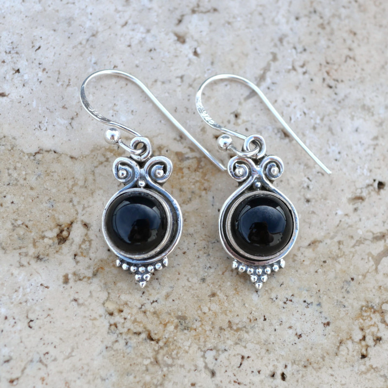 Petites boucles pierre Onyx noir ronde et argent ciselé Petites boucles pierre Onyx noir ronde et argent ciselé