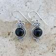 Petites boucles pierre Onyx noir ronde et argent ciselé Petites boucles pierre Onyx noir ronde et argent ciselé