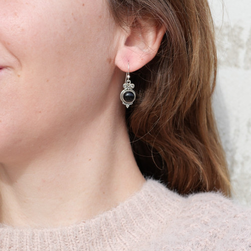 Petites boucles pierre Onyx noir ronde et argent ciselé