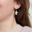 Petites boucles 4 pierres en Pierre de lune griffées et argent