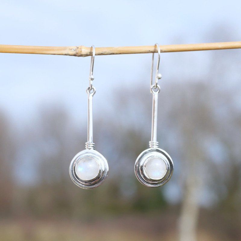 Longues boucles en argent et pierre ronde Pierre de lune Longues boucles en argent et pierre ronde Pierre de lune