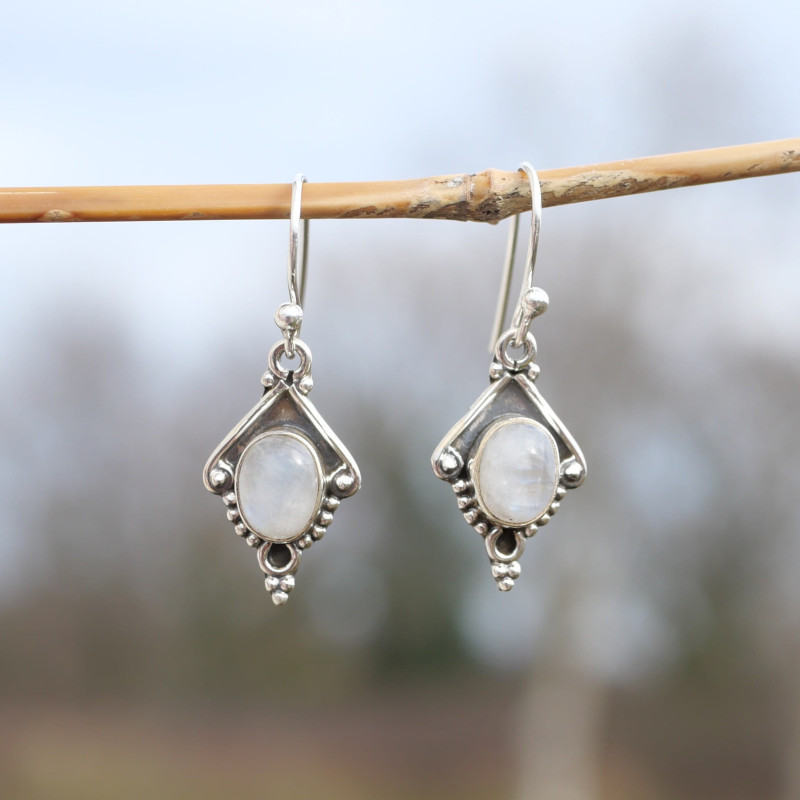 Petites boucles argent pointe ciselé et Pierre de lune