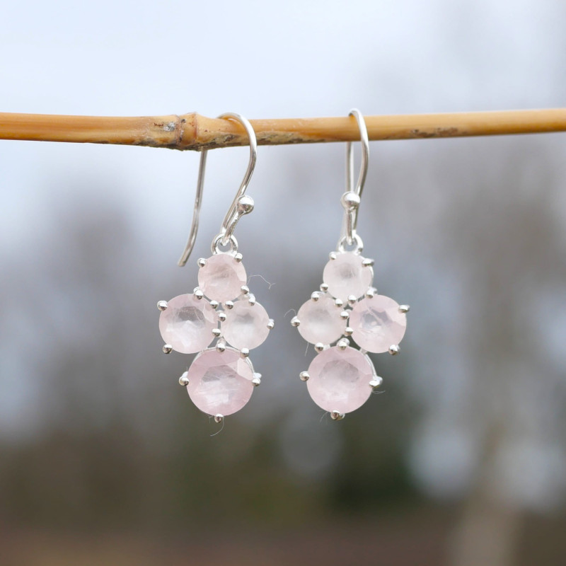 Petites boucles 4 pierres en Quartz rose griffées et argent